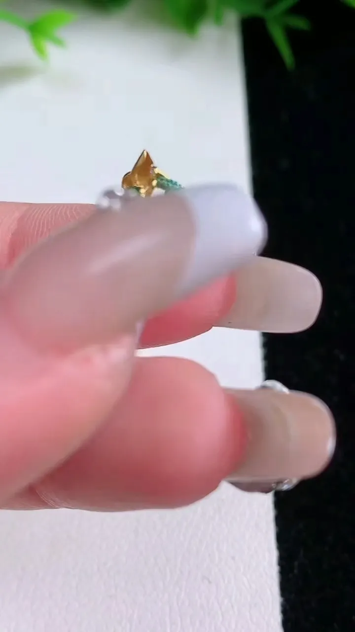 天然A货翡翠18K金紫罗兰蛋面吊坠，尺寸23-16-10.8，重量:7.09g
1月26日