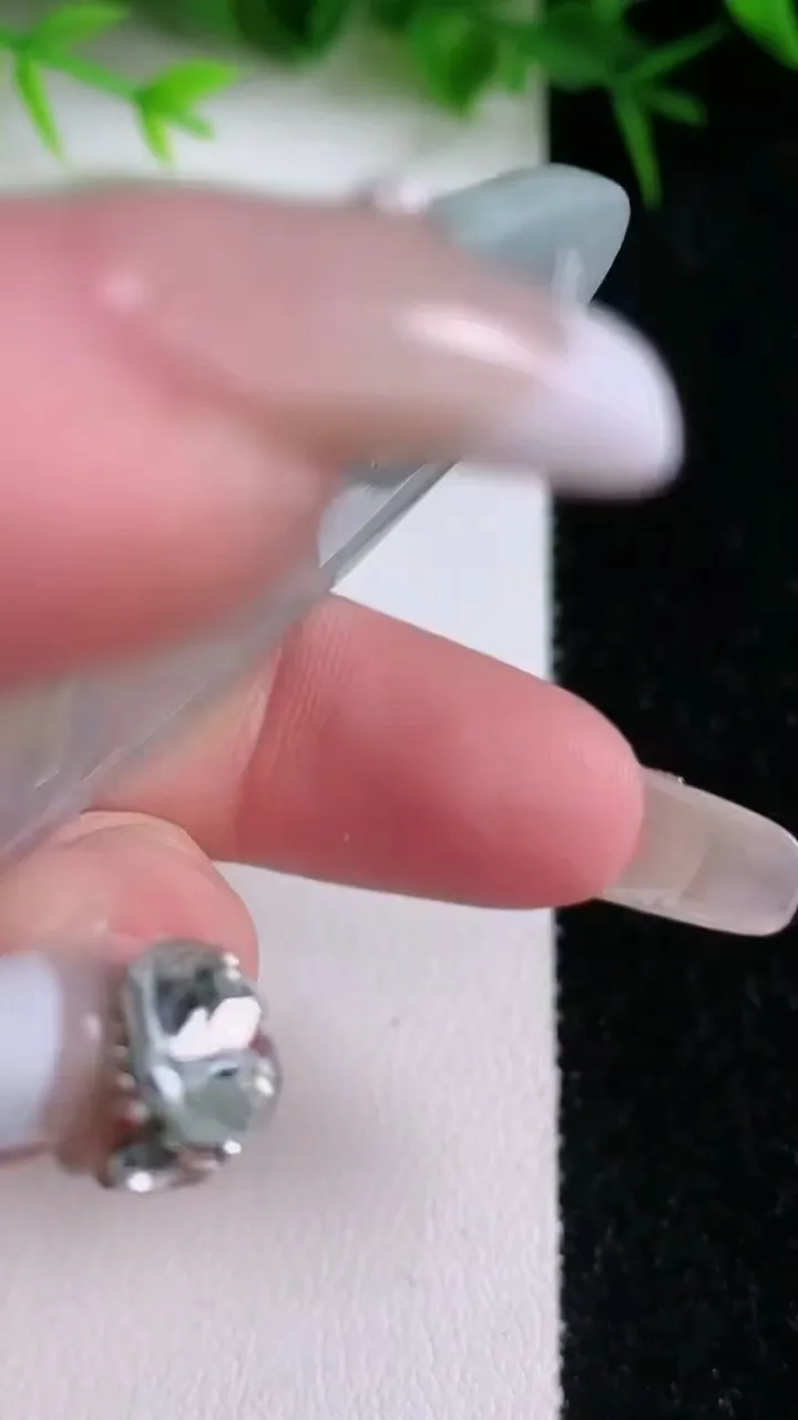 天然A货翡翠飘花大势至菩萨吊坠，尺寸64.7-40-5，重量:25.58g
1月26日