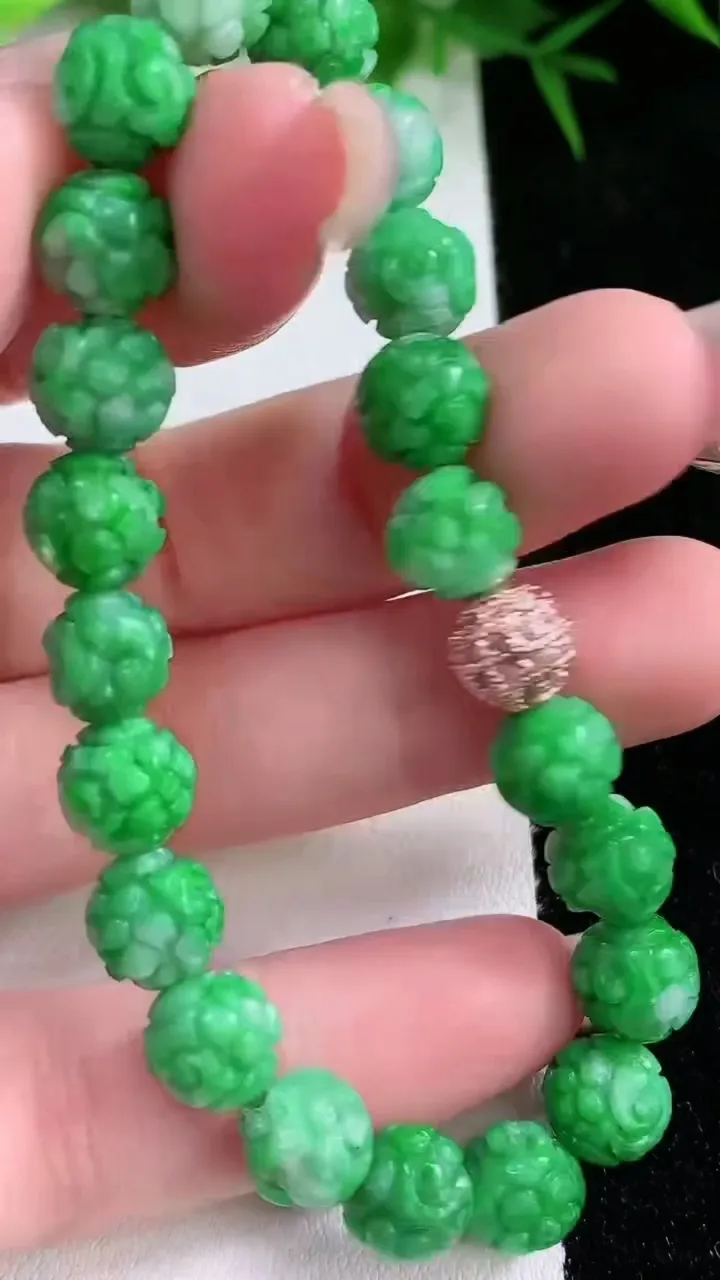 天然A货翡翠雕花圆珠手串，尺寸7.8-21颗，重量:16.25g1月26日
工厂直销收藏佳品,种好水足，色泽均匀，有种有色，上手高大气！