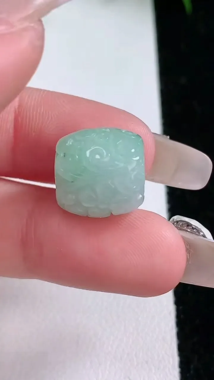 天然A货翡翠雕花路路通吊坠，尺寸12.7-13.3，重量:4.33g
1月26日