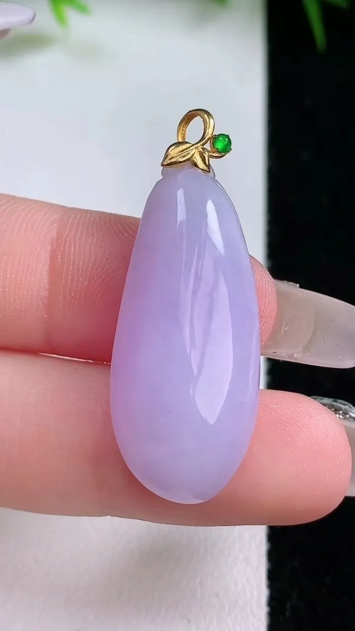 天然A货翡翠18K金紫罗兰福瓜吊坠，尺寸30.6-14-6.4，重量:5.10g
1月26日