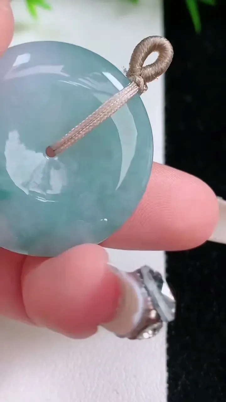 天然A货翡翠平安扣吊坠，尺寸30.8-5.9，重量:11.83g
1月26日