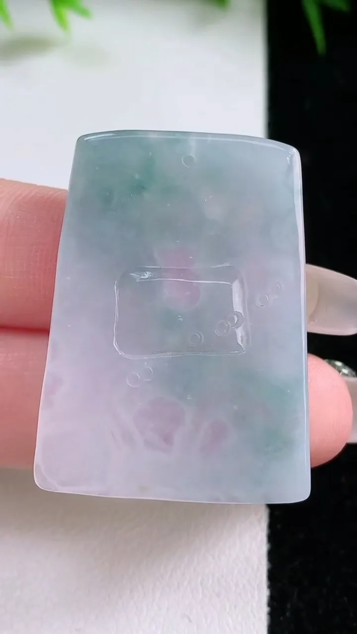 天然A货翡翠飘花生肖鸡吊坠，尺寸37-27-4.6，重量:11.38g
1月26日