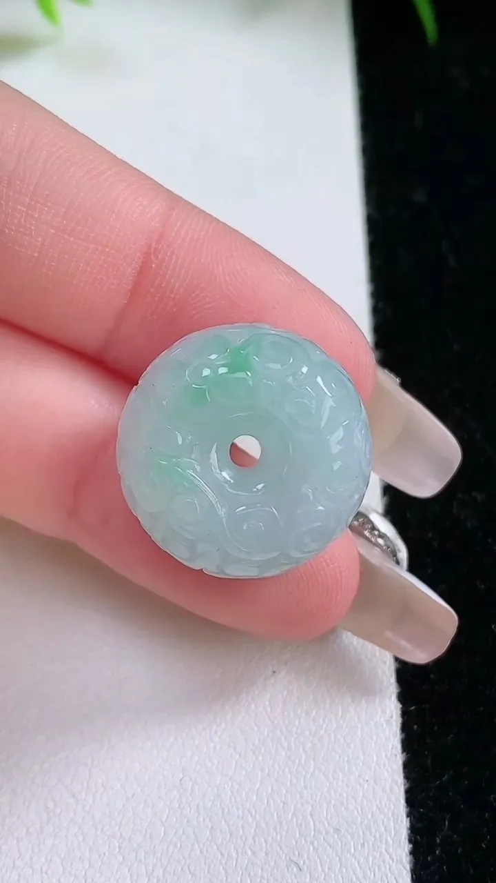 天然A货翡翠雕花路路通吊坠，尺寸19.6-12.6，重量:9.15g
1月26日