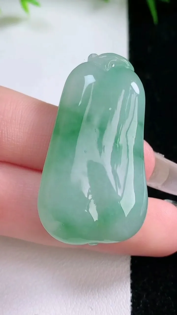 天然A货翡翠福瓜吊坠，尺寸40.7-22.4-10.5，重量:17.97g
1月26日