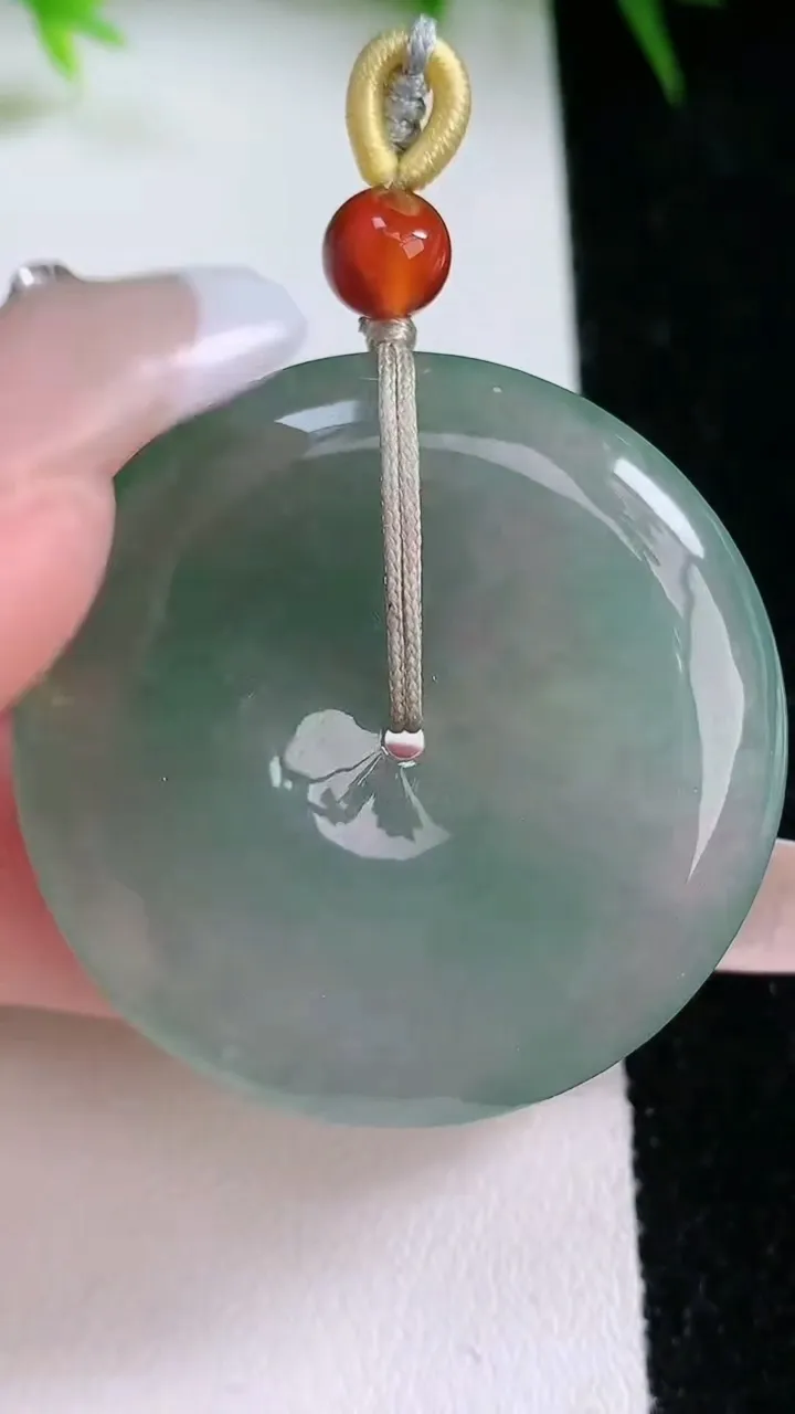 天然A货翡翠平安扣吊坠，尺寸37.5-5.8，重量:18.62g
1月26日