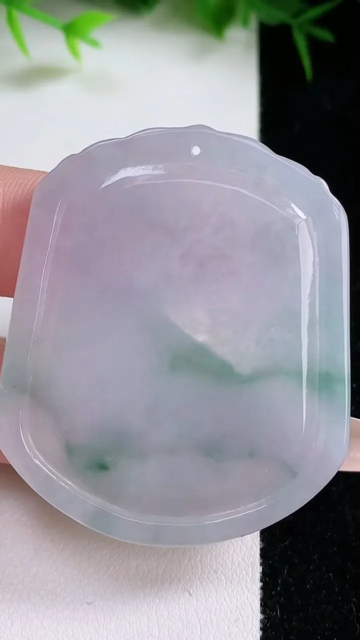 天然A货翡翠飘花生肖狗吊坠，尺寸50-42.3-4.6，重量:20.09g
1月26日