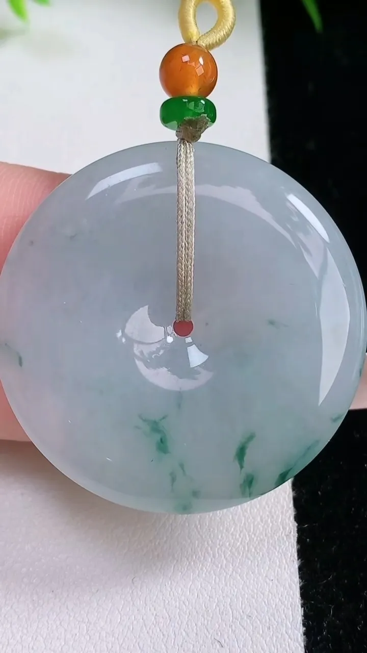 天然A货翡翠飘花平安扣吊坠，尺寸39.6-5.8，重量:21.32g
1月26日