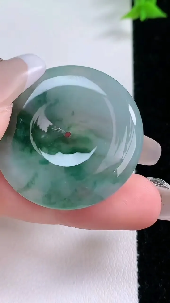 天然A货翡翠飘花平安扣吊坠，尺寸34.6-5.8，重量:14.86g
1月26日