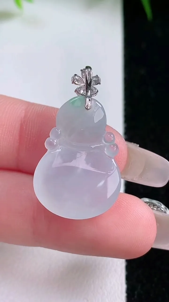 天然A货翡翠福袋吊坠，尺寸21-17-5.7，重量:3.56g
1月26日