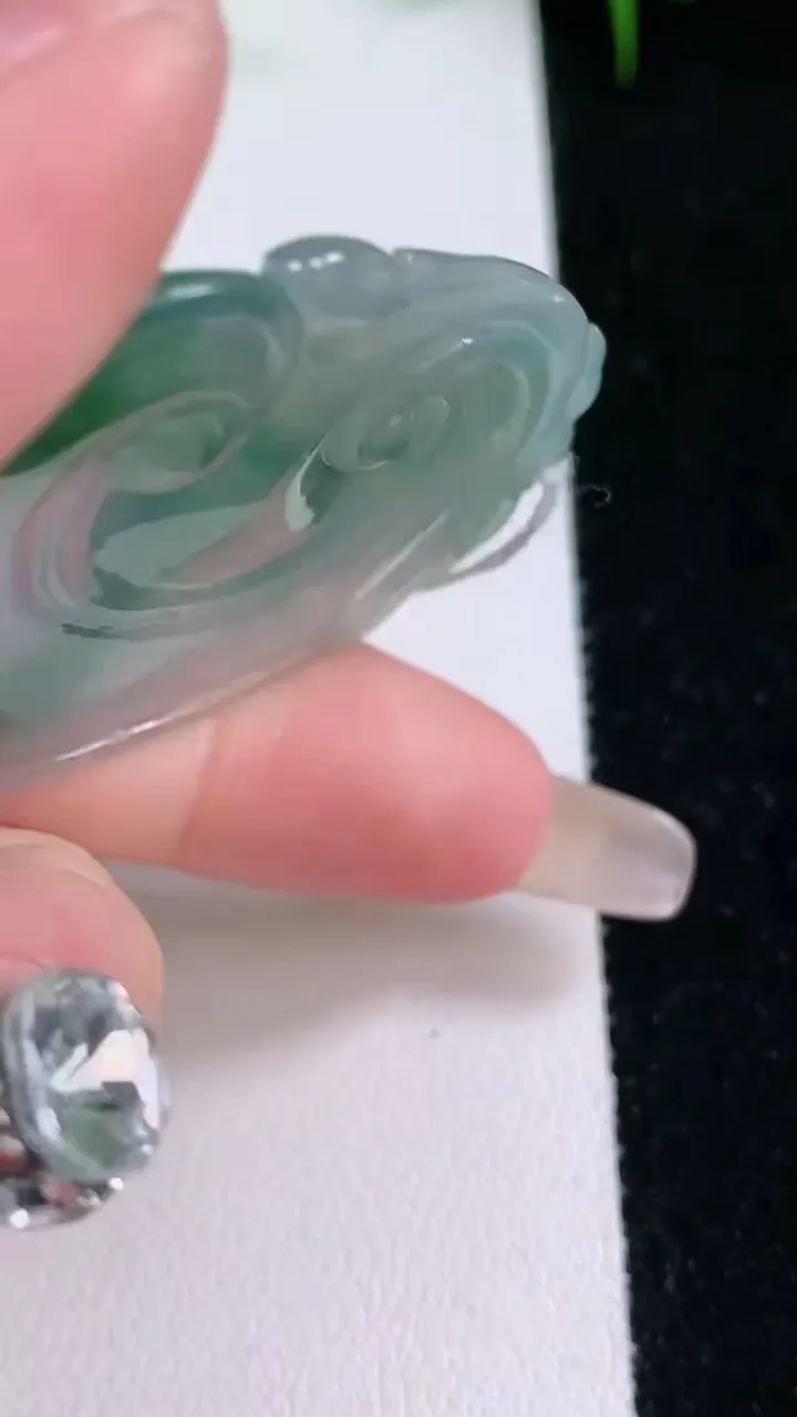 天然A货翡翠冰种飘花如意吊坠，尺寸48-34.7-5，重量:16.91g
1月26日