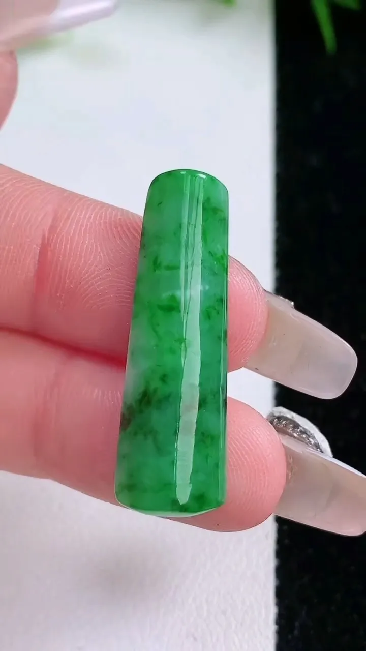 天然A货翡翠无事牌镶嵌件，尺寸31.8-10-4.6，重量:3.14g
1月26日