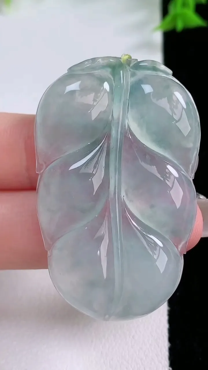 天然A货翡翠金枝玉叶 叶子吊坠，尺寸48-30.6-4.8，重量:15.28g
1月26日