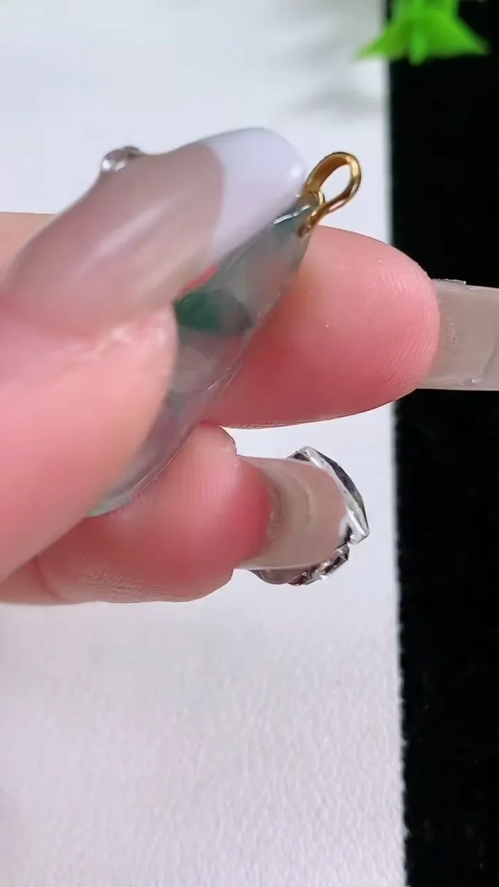 天然A货翡翠种飘花福豆吊坠，尺寸24-11-2.9，重量:1.63g
1月26日