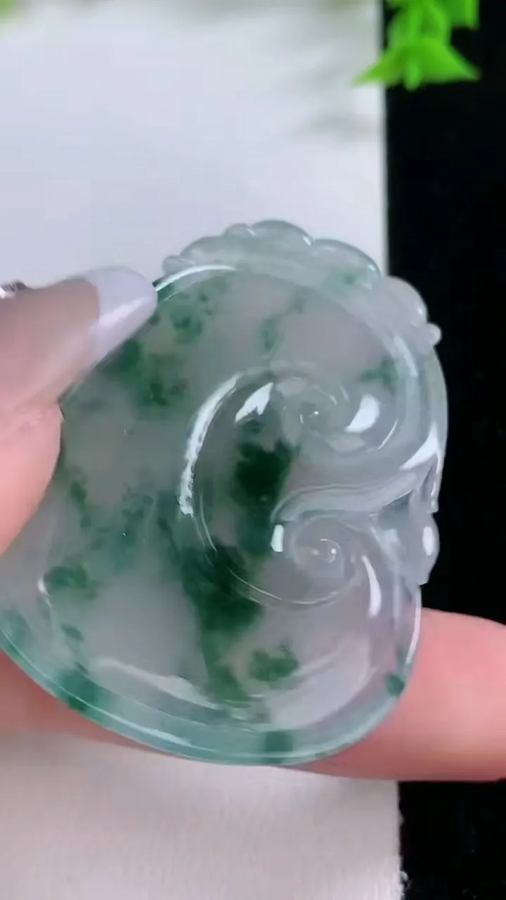 天然A货翡翠种飘花如意吊坠，尺寸52.6-36.4-5.5，重量:20.00g
1月26日