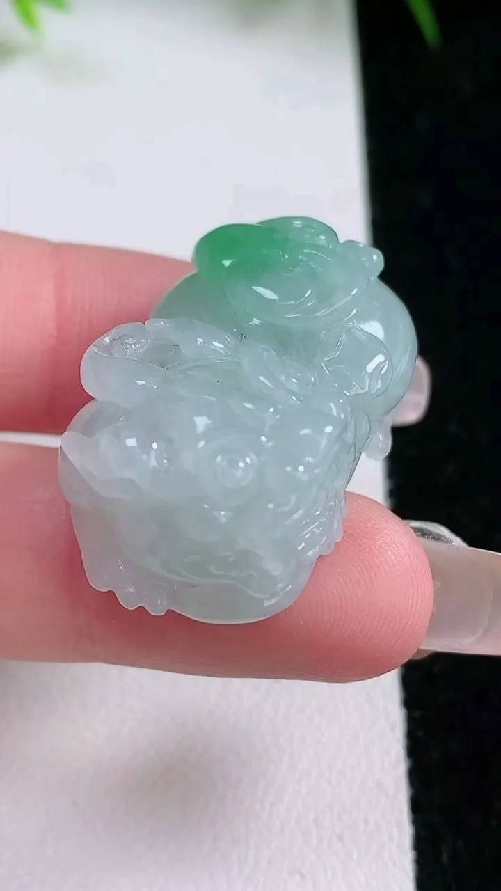 天然A货翡翠霸王貔貅吊坠，尺寸31.7-19.3-12.3，重量:16.77g
1月26日