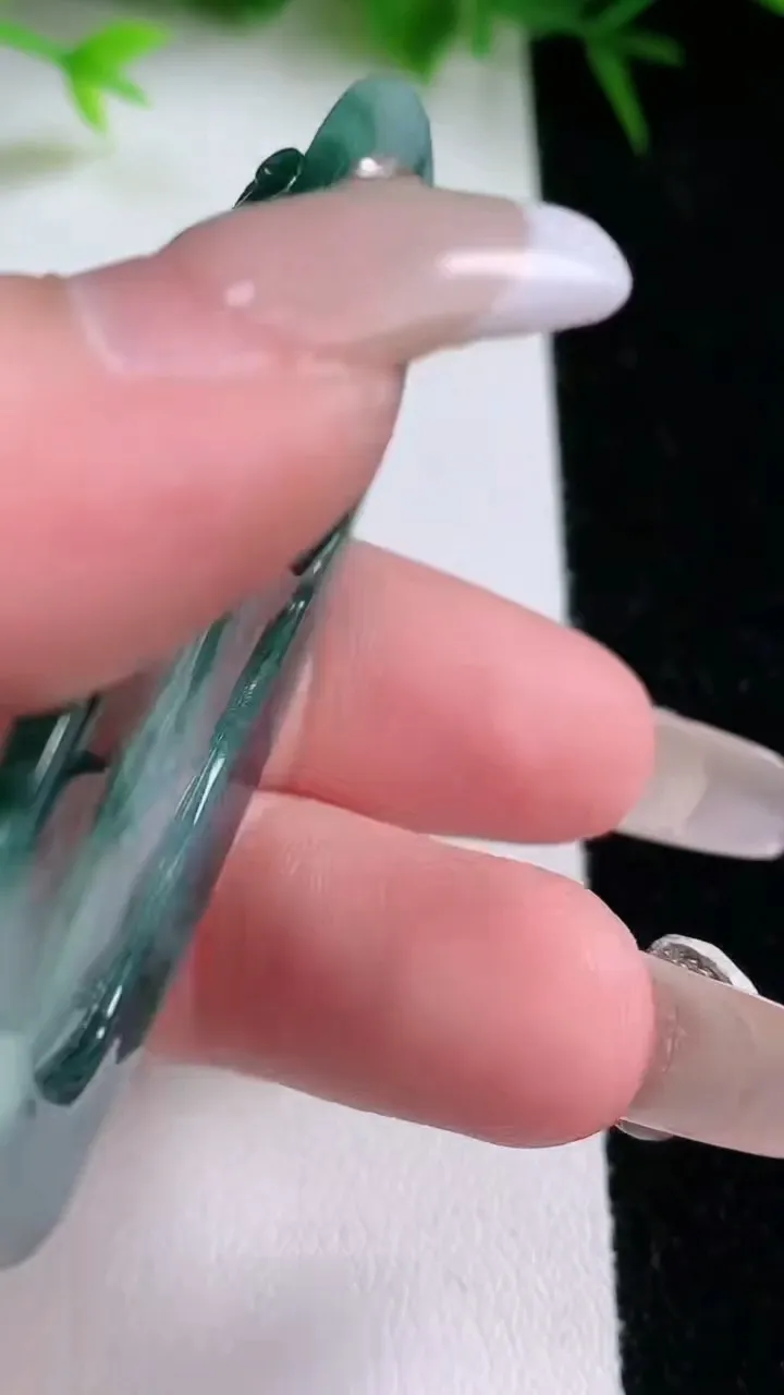 天然A货翡翠飘花妈祖吊坠，尺寸64-22.6-6.3，重量:21.42g
1月26日