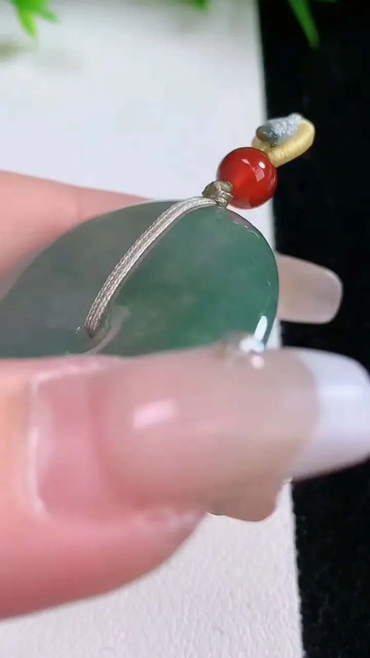 天然A货翡翠平安扣吊坠，尺寸37.5-5.8，重量:18.62g
1月26日