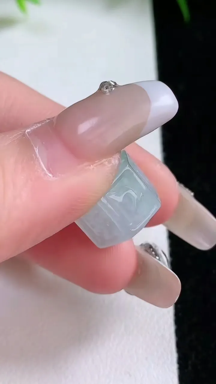 天然A货翡翠六字真言 路路通吊坠，尺寸12.5-12.3，重量:5.17g
1月26日