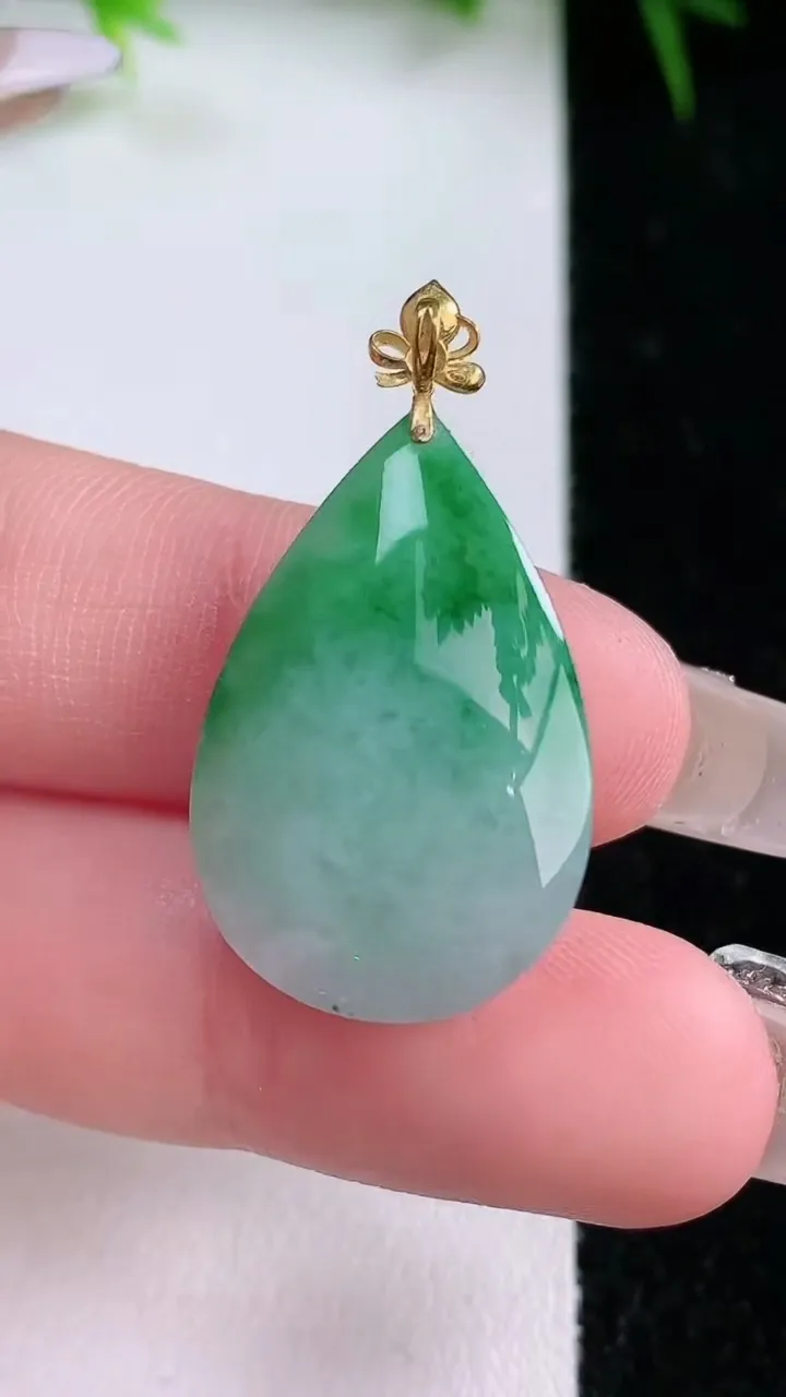 天然A货翡翠水滴吊坠，尺寸24.7-16.8-8.6，重量:6.10g
1月26日