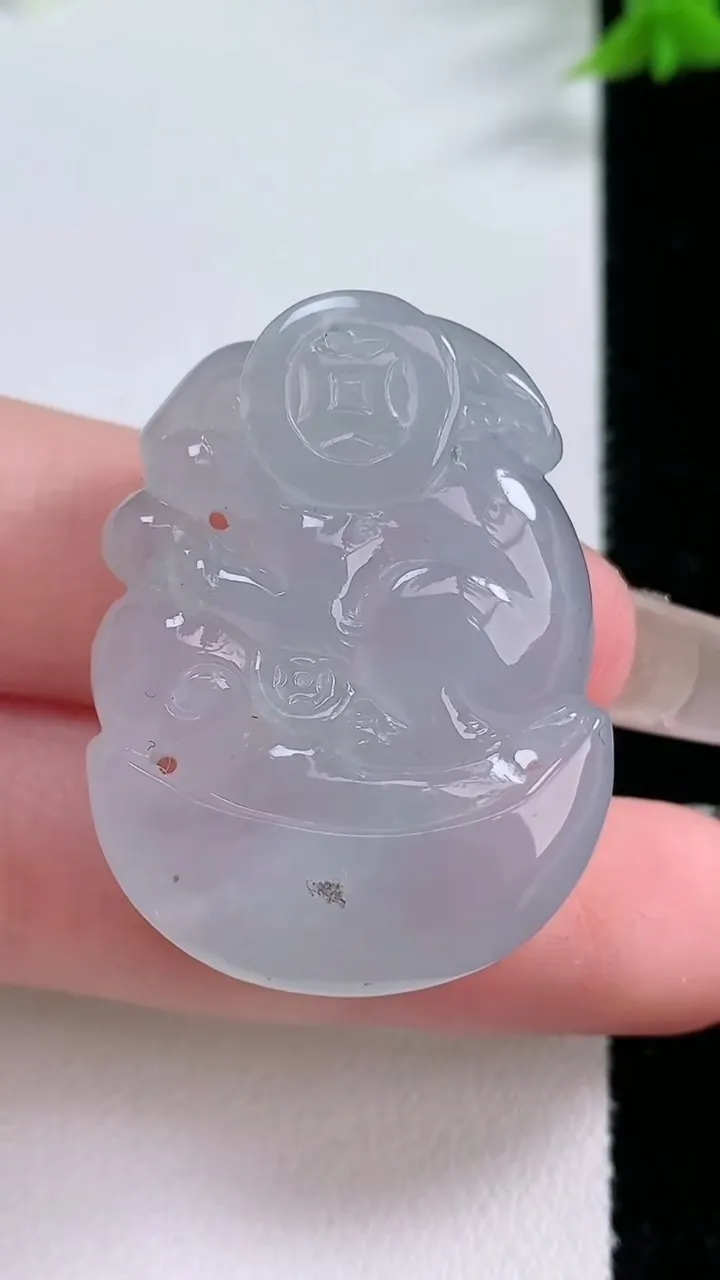 天然A货翡翠生肖兔吊坠，尺寸34.2-26.7-9.6，重量:18.50g
1月26日