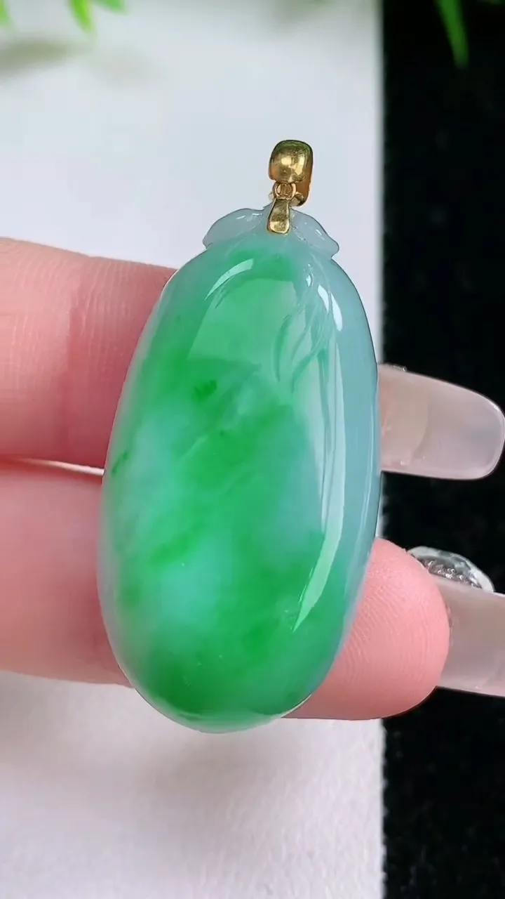 天然A货翡翠福瓜吊坠，尺寸32.5-18.6-10.6，重量:14.15g
1月26日
