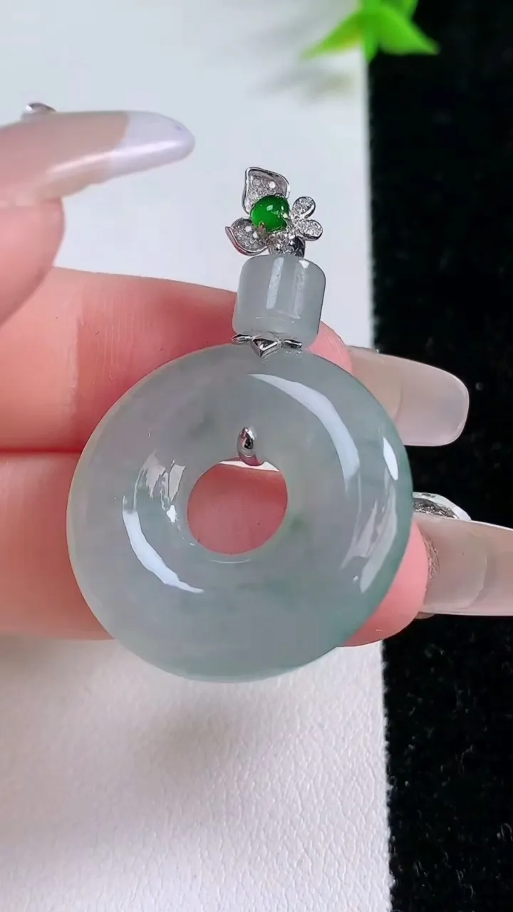 天然A货翡翠18K金飘花平安环吊坠，尺寸40.6-26.2-5.7，重:9.35g
1月26日