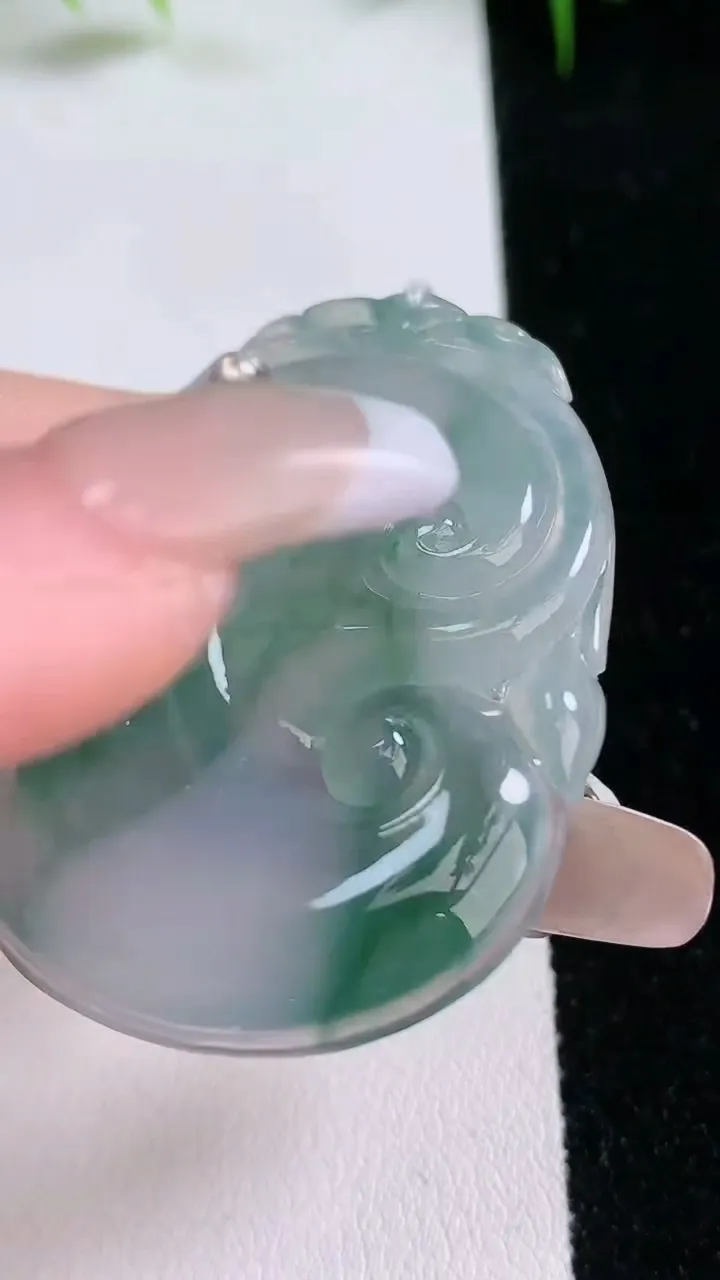 天然A货翡翠冰种飘花如意吊坠，尺寸48-34.7-5，重量:16.91g
1月26日