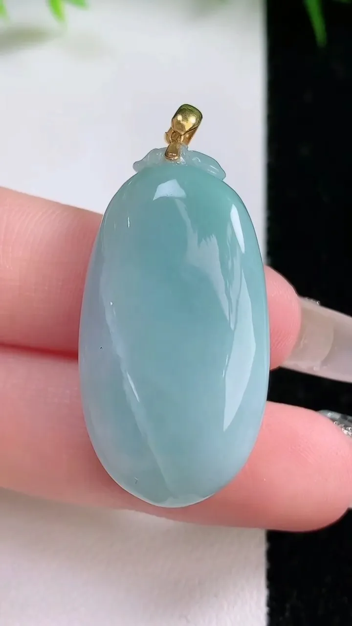天然A货翡翠福瓜吊坠，尺寸32.5-18.6-10.6，重量:14.15g
1月26日