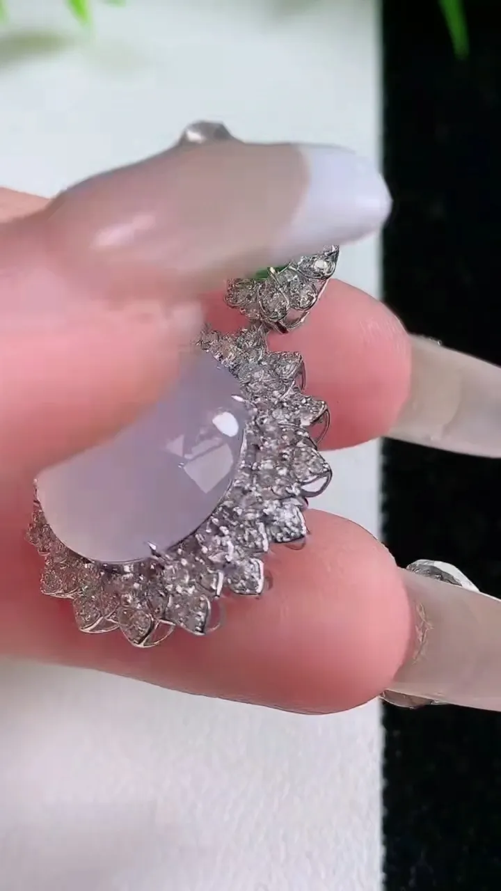 天然A货翡翠种白冰蛋面吊坠，尺寸32-21.6-11.4，裸石15重量:5.51g
1月26日