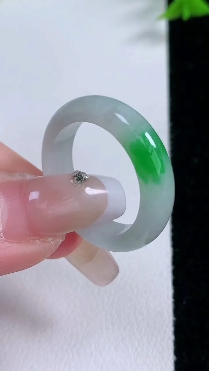 天然A货翡翠指环戒指，尺寸20.3-6-3.5，重量:4.89g2026年1月26日
工厂直销收藏佳