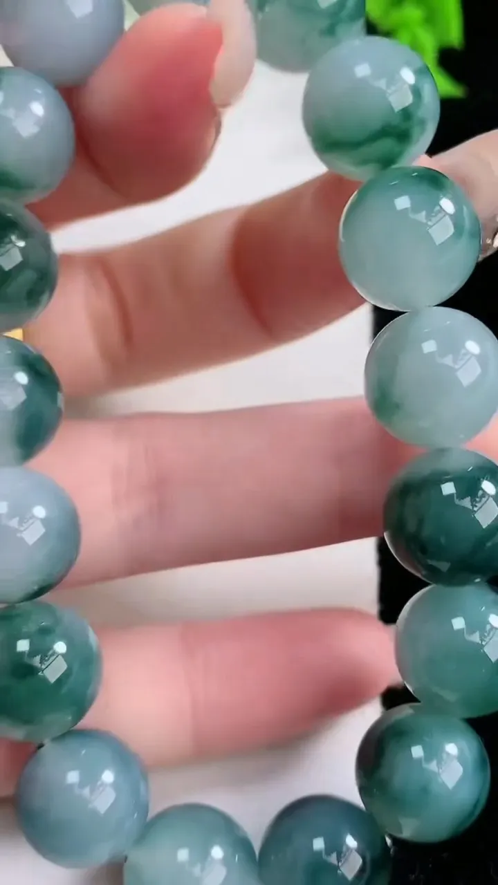 天然A货翡翠种飘花圆珠手串，尺寸12-17颗，重量:52.98g1月26日
工厂直销收藏佳品,种好水足，色泽均匀，有种有色，上手高大气！