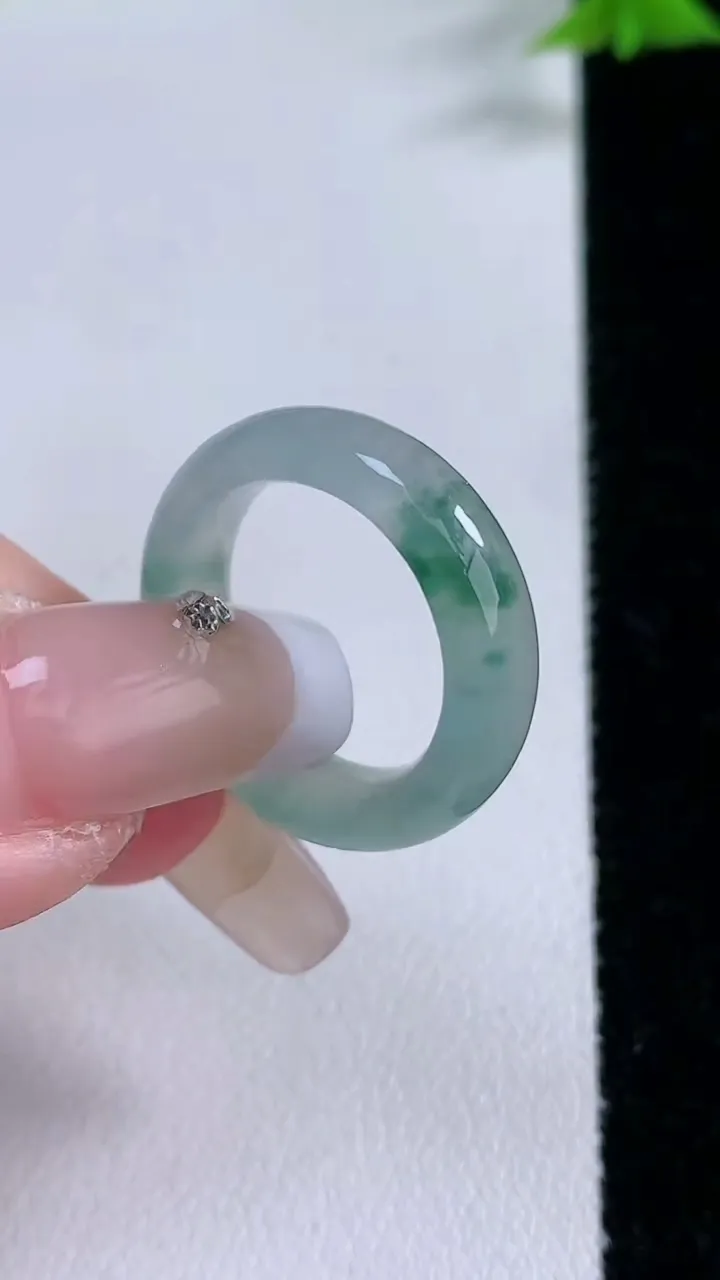 天然A货翡翠冰种飘花指环戒指，尺寸16-5.4-3.4，重量:3.72g2026年1月26日
工厂直销收藏佳品,种好水足，色泽均匀，有种有色，上手高大气！