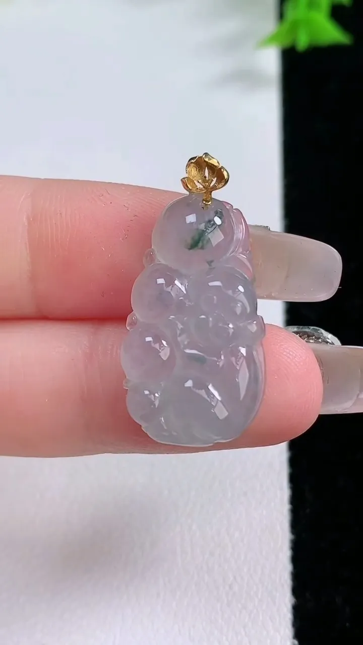 天然A货翡翠种飘花生肖猴吊坠，尺寸23.4-14-4.7，重量:3.53g
1月26日