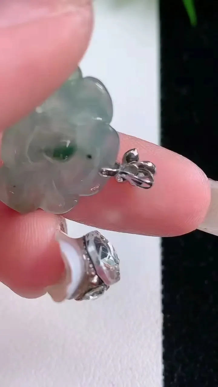 天然A货翡翠18K金飘花和和美美 荷花吊坠，尺寸15.8-26.3-4，重量:2.98g
1月26日