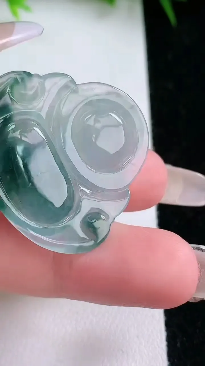 天然A货翡翠飘花佛公吊坠，尺寸29.5-32-5，重量:7.16g
1月26日