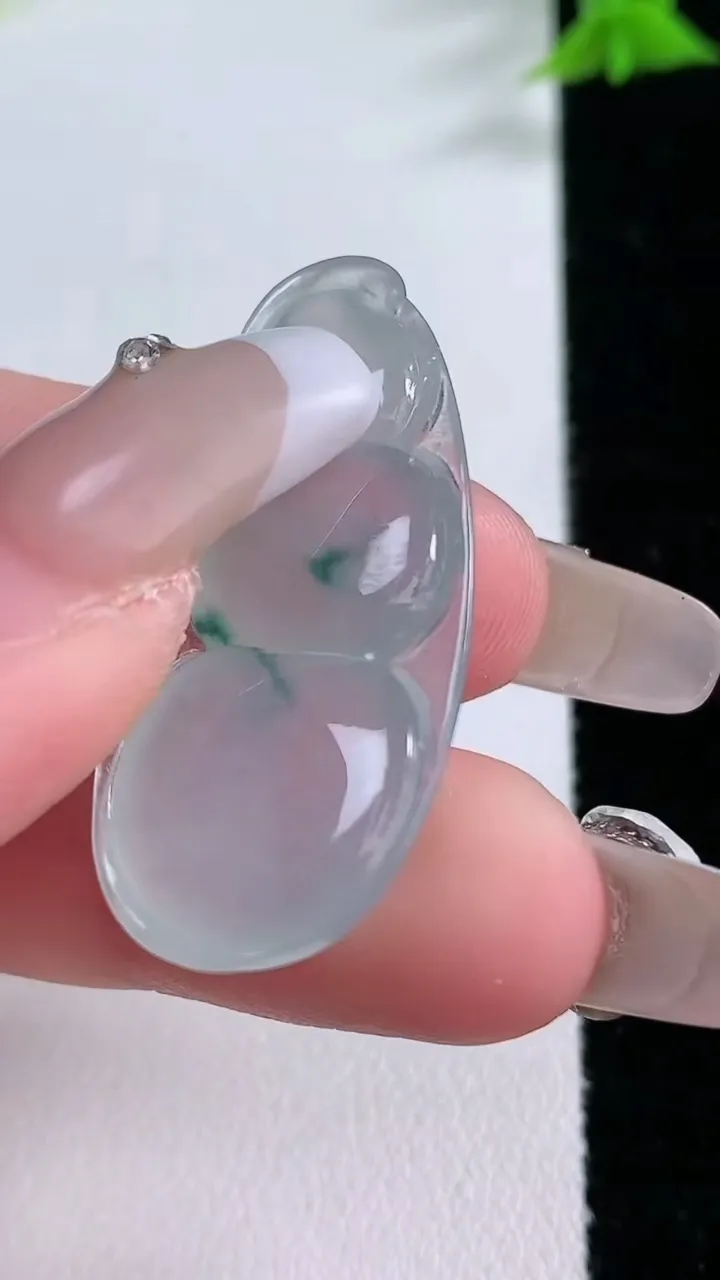 天然A货翡翠冰种飘花福豆吊坠，尺寸37-16.3-5.9，重量:6.52g
1月26日