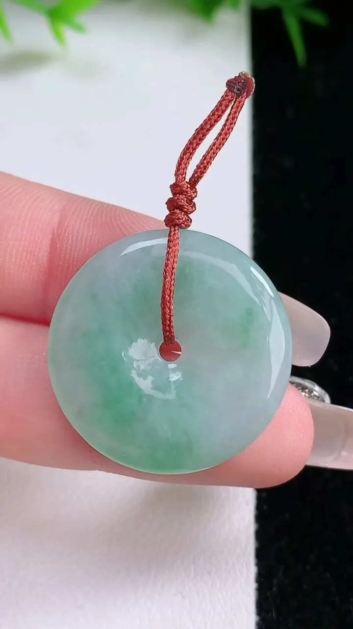 天然A货翡翠平安扣吊坠，尺寸25.7-3.7，重量:5.57g
1月26日