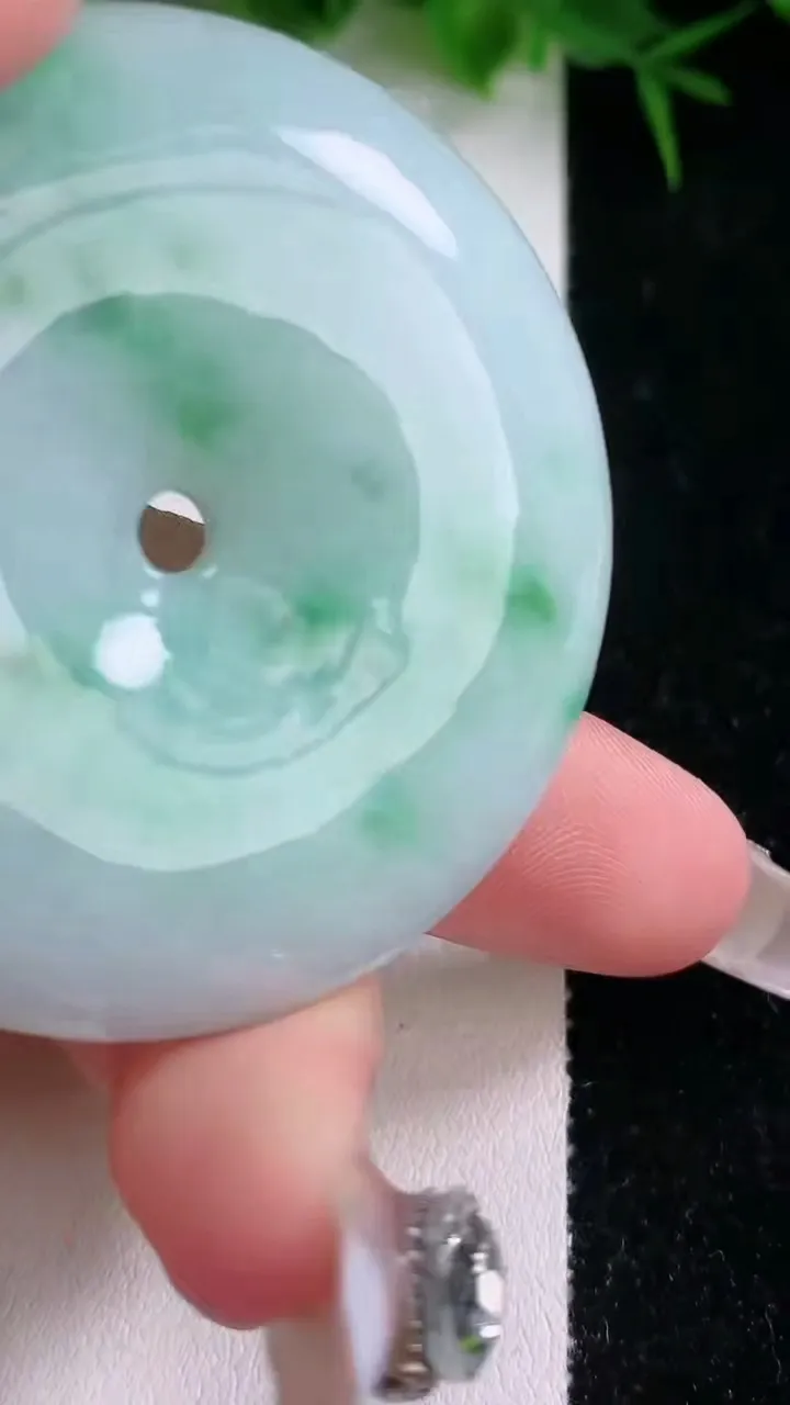 天然A货翡翠平安扣吊坠，尺寸48.4-11.2，重量:56.90g
1月26日