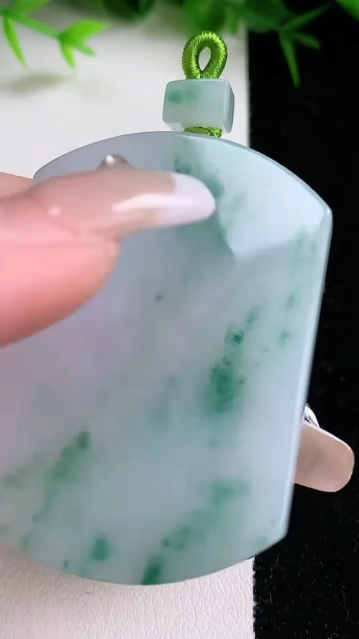 天然A货翡翠飘花无事牌吊坠，尺寸52.5-39.3-5.2，重量:34.17g
1月26日