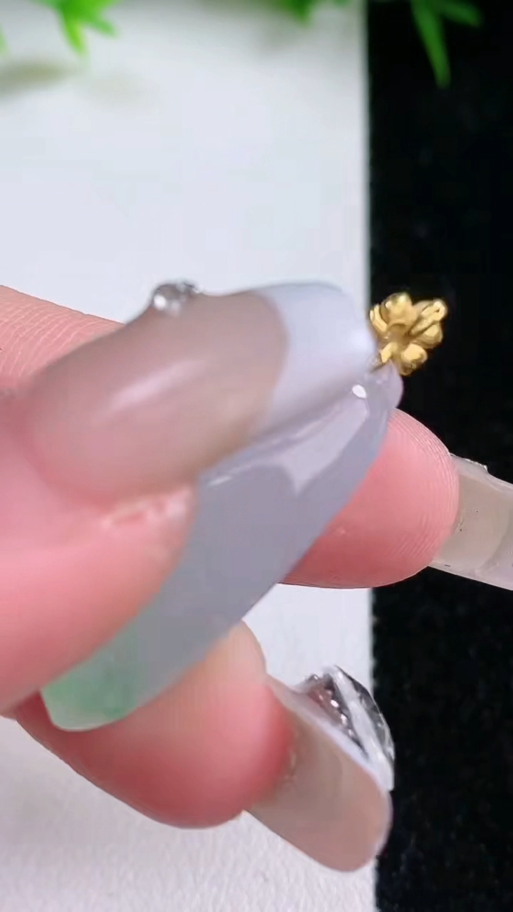 天然A货翡翠福瓜吊坠，尺寸27.7-11.2-6.2，重量:4.35g
1月26日