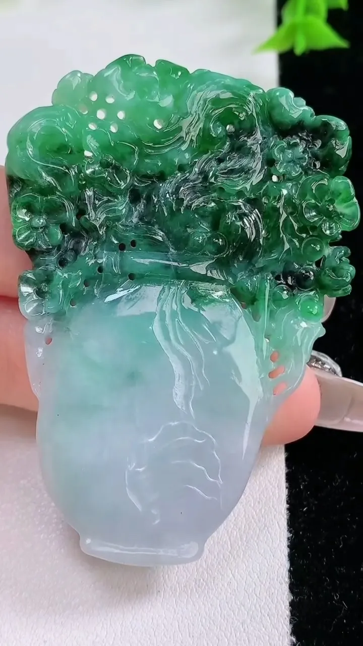 天然A货翡翠花瓶吊坠，尺寸62-43.8-7.7，重量:34.12g
1月27日