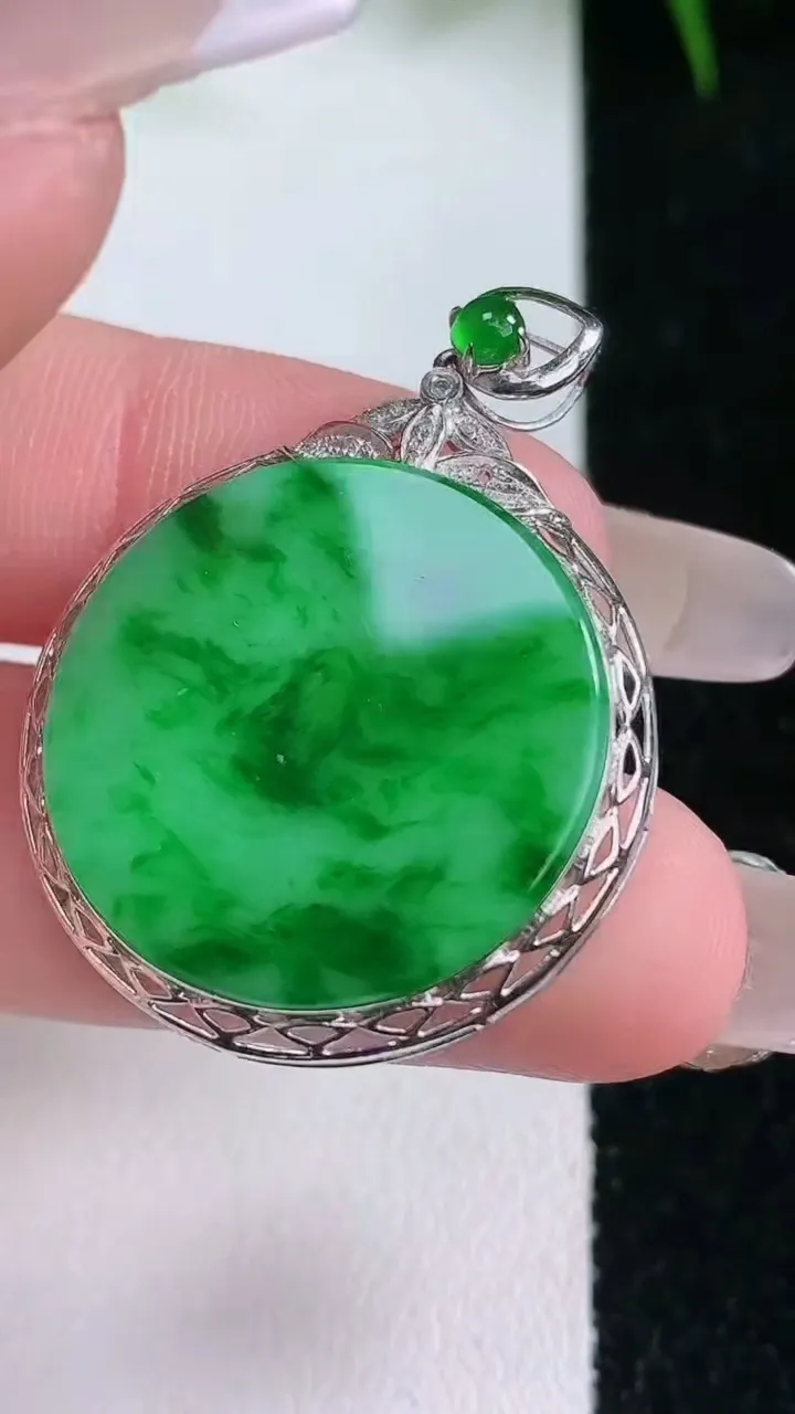 天然A货翡翠无事牌吊坠，尺寸36.5-27-4，裸石23.4重量:3.70g
1月26日