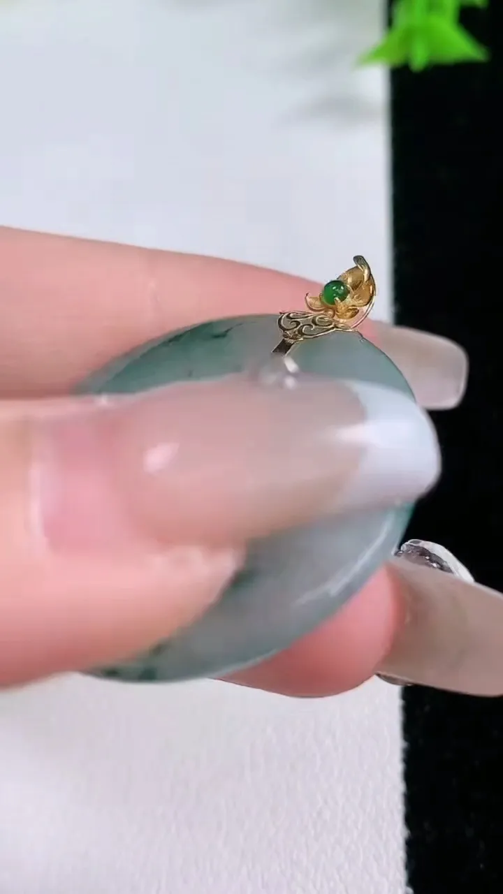 天然A货翡翠种飘花母子平安扣吊坠，尺寸32.3-3.6，重量:8.88g
1月26日
