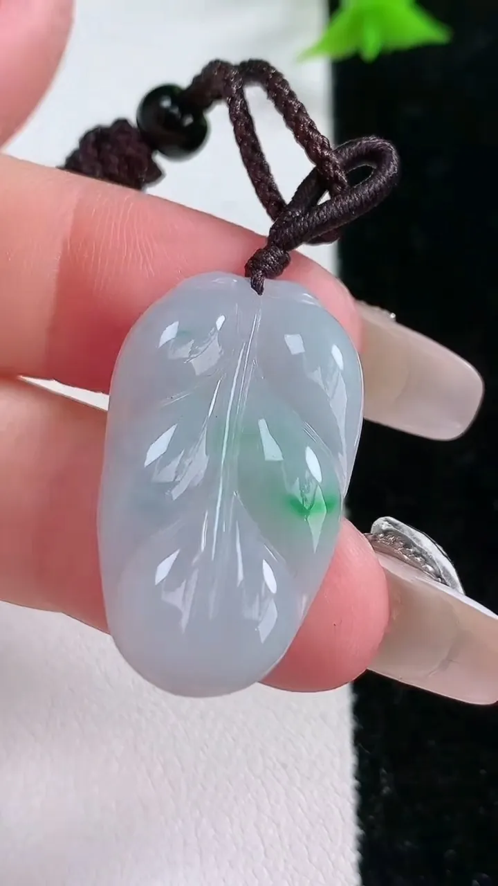 天然A货翡翠金枝玉叶 叶子吊坠，尺寸30-17-3.7重:3.70g
1月26日