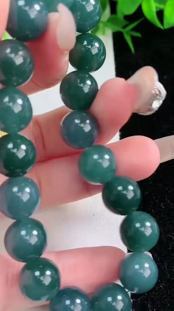 天然A货翡翠圆珠手串，尺寸11-18颗，重量:42.62g1月26日
工厂直销收藏佳品,种好水足，色泽均匀，有种有色，上手高大气！
