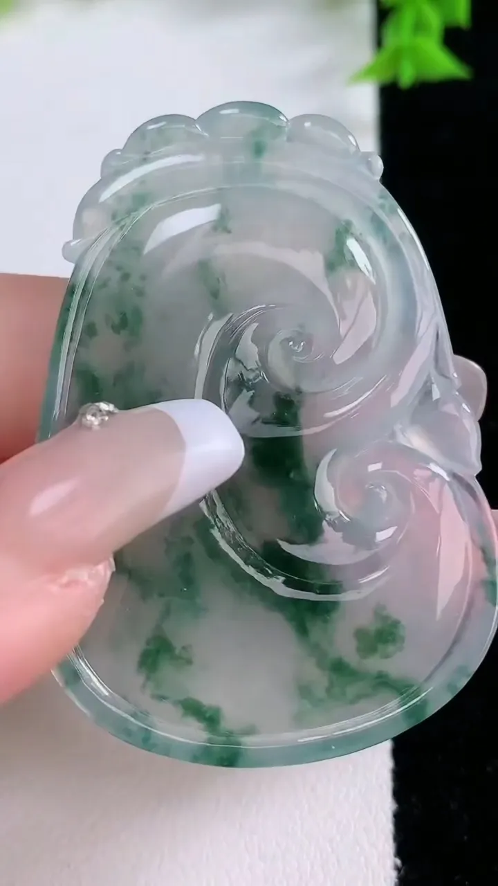 天然A货翡翠种飘花如意吊坠，尺寸52.6-36.4-5.5，重量:20.00g
1月26日