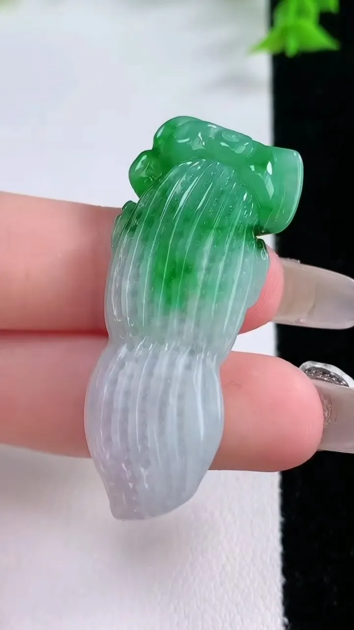 天然A货翡翠花生吊坠，尺寸45.6-17.5-9.4，重量:11.67g
1月26日