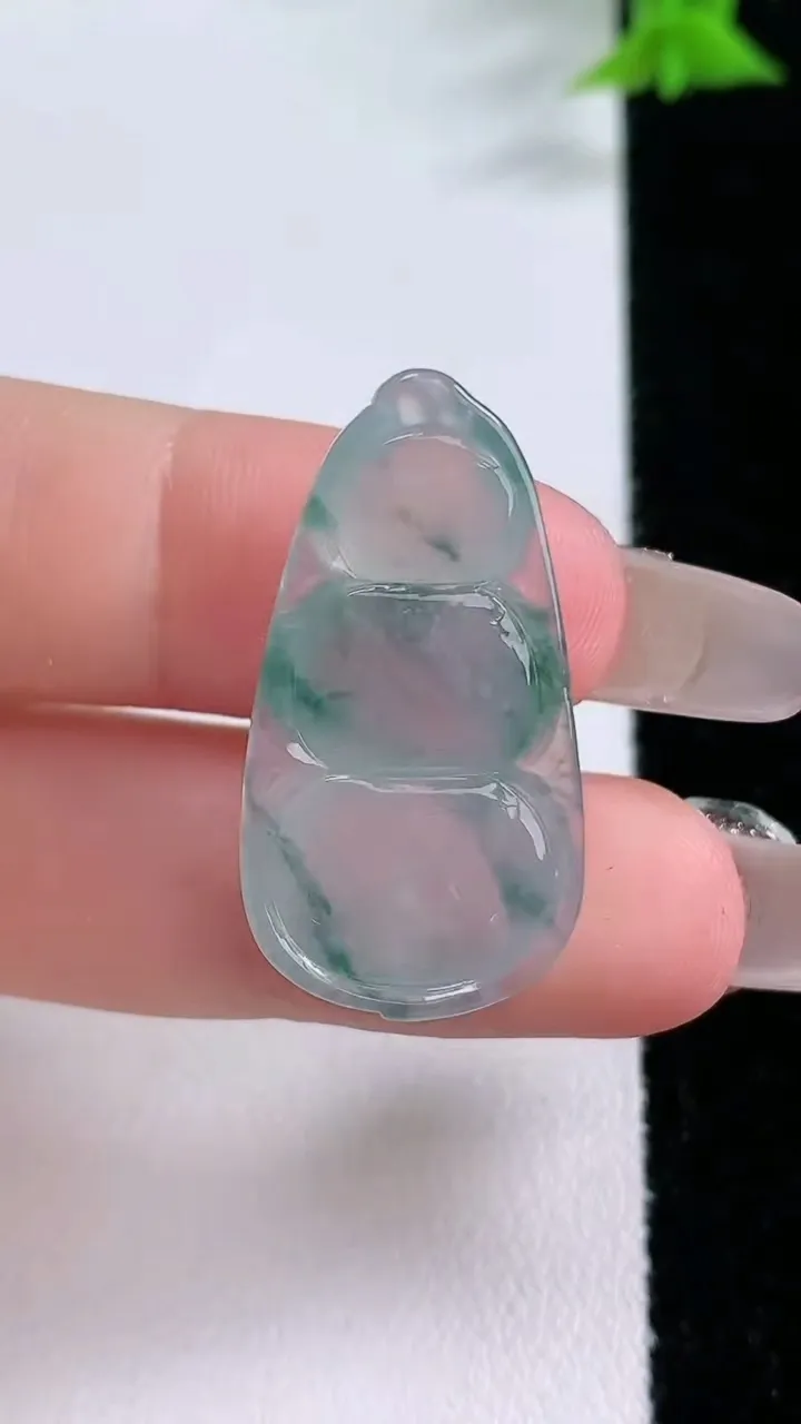 天然A货翡翠冰种飘花福豆吊坠，尺寸30-16-5.7，重量:4.59g
1月26日