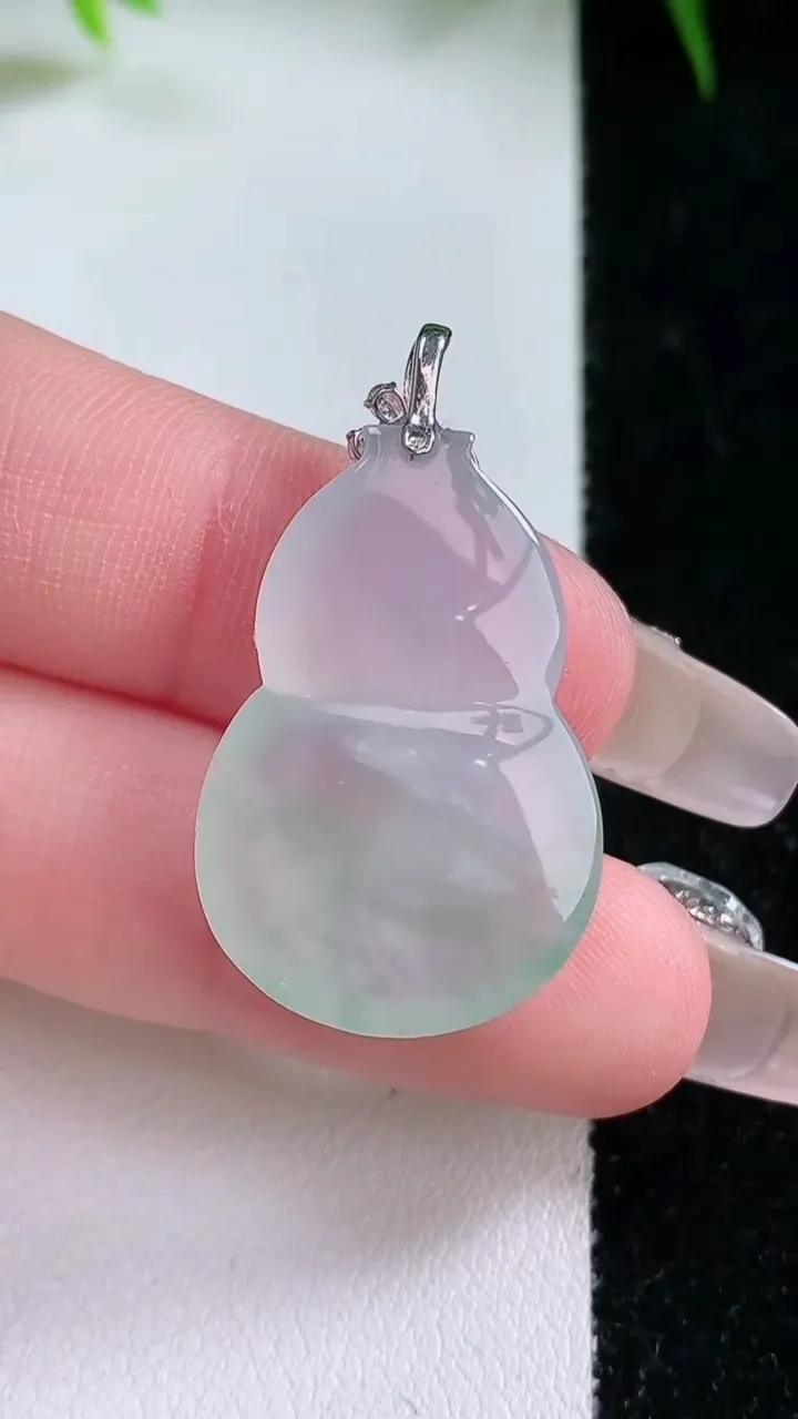 天然A货翡翠葫芦吊坠，尺寸25.3-18.6-5.6，重量:5.05g
1月26日